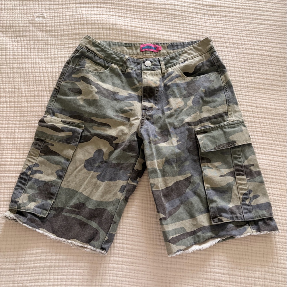 RARE Camo Cargo Edikted Shorts